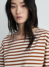 T-shirt à manches courtes avec des rayures horizontales marron et crème, doté d'un large décolleté et d'une coupe décontractée. Matière en coton doux et texturé.