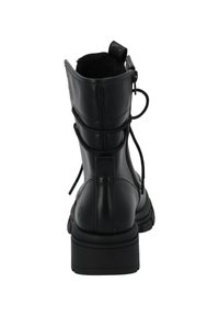 Botines de cuero negro hasta el tobillo con una textura suave, punta redondeada, interior acolchado, detalle de cordones y un tacón bajo tipo bloque.