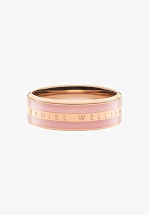 Rosegoldring mit glatter Oberfläche, ausgestattet mit einer pinken Einlage und dem eingravierten "DANIEL WELLINGTON" in einer kontrastierenden Farbe entlang des Bandes.