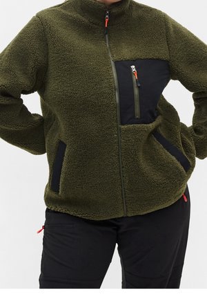 Giacca in pile verde oliva con colletto alto, tasca sul petto con zip e dettagli neri. Presenta zip arancioni e tasche laterali.