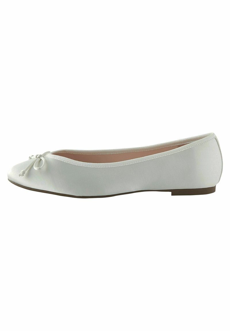 Scarpa flat bianca con una superficie liscia, punta rotonda e un piccolo fiocco decorativo. Presenta un sottile dettaglio di cucitura lungo il bordo. Suola bassa e flessibile.