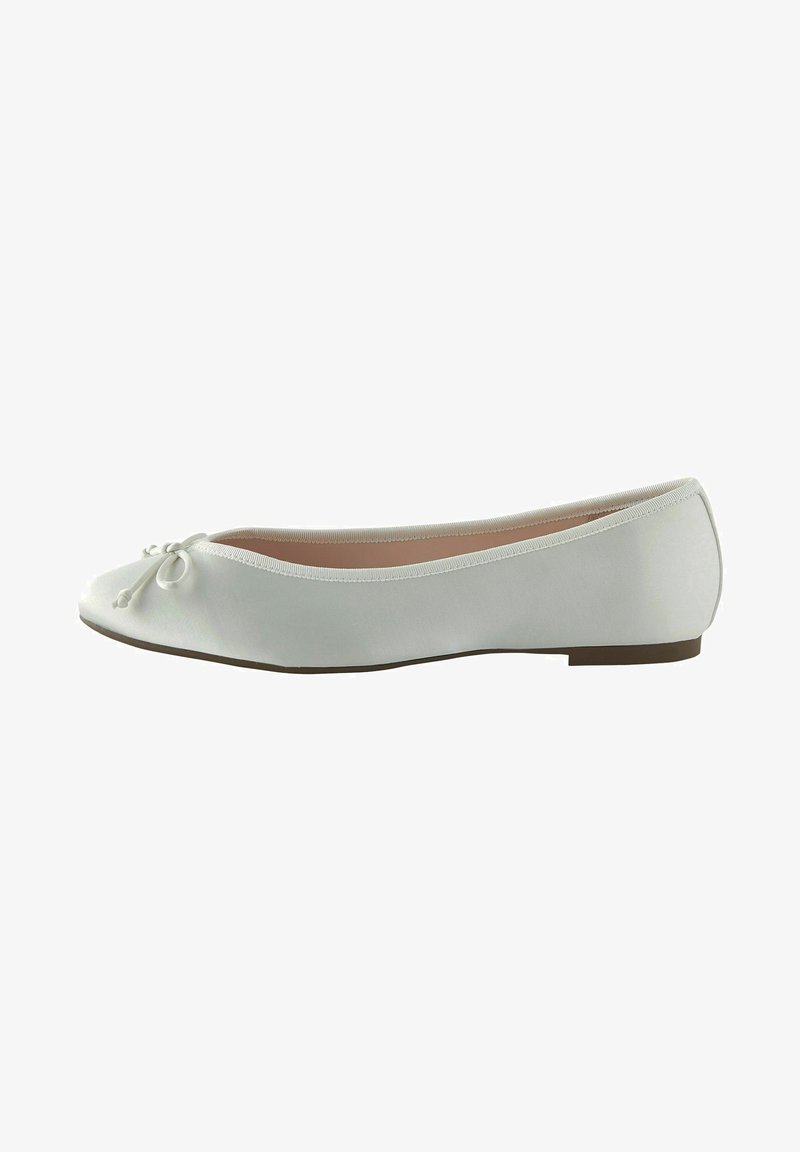Scarpa flat bianca con una superficie liscia, punta rotonda e un piccolo fiocco decorativo. Presenta un sottile dettaglio di cucitura lungo il bordo. Suola bassa e flessibile.