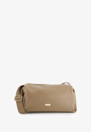 Torebka skórzana w kolorze brązowym z fakturowanym wykończeniem, złotymi elementami, zamknięciem na zamek błyskawiczny i regulowanym paskiem. Posiada małą metkę z logo.