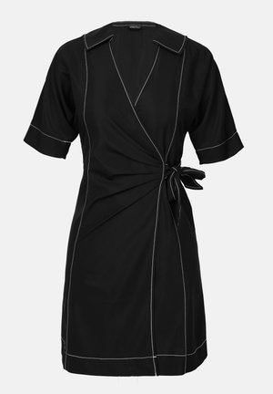 Must mustrikk, mis on valmistatud siledast kangast, lühikeste varrukatega, vööl nööriga ja valge kontrastõmblusega õmbluste ääres.