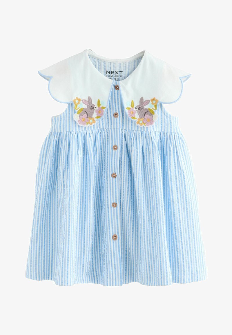 Helles blau gestreiftes Kleid mit einem weißen gewellten Kragen. Verfügt über Blumen- und Hasenstickereien, Holzknöpfe vorne und einen gerafften Rock.