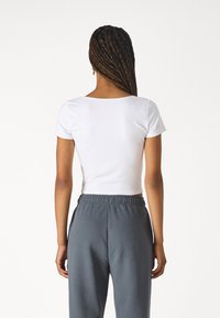 Hollister Co. SEAMLESS DOUBLE SQUARE - Základné tričko - bright white