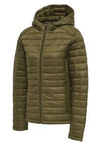 Olivgrüne Steppjacke mit Kapuze, horizontalen gesteppten Linien, einem Reißverschluss auf der Vorderseite und seitlichen Taschen.