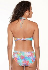 Bikini set met een veelkleurig koraal- en dierenprint. De top is te strikken in de nek en heeft een sluiting aan de achterkant, wat de levendige kleuren accentueert.