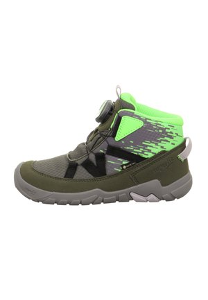 Graues und grünes Mid-Top-Schuhmodell mit einem strukturierten Obermaterial, Mesh-Einsätzen, neongrünen Akzenten und einem runden Verschlussmechanismus. Verfügt über eine flexible Gummisohle.