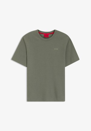 Olivgrünes, kurzärmeliges Waffelstrick-T-Shirt mit rundem Ausschnitt und kleinem "HUGO"-Logo auf der Brust.