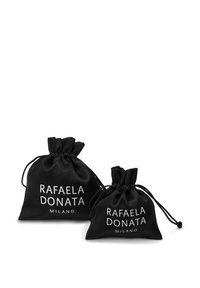 Két fekete szatén zsinórzáras táska fehér szöveggel. A nagyobb táskán a "RAFAELA DONATA" és "MILANO" felirat szerepel, összegyűrt tetejű és sima tapintású.