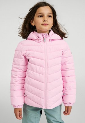 Giacca imbottita rosa con cappuccio, dotata di una zip frontale e polsini elasticizzati. Il materiale sembra liscio, con motivi trapuntati diagonali.