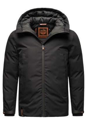 Černá zateplená bunda s vysokým límcem, kapucí, předním zipem a detaily na šňůrkách. Má hladký povrch a boční kapsu.