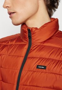 Calvin Klein SIDE LOGO JACKET - Välikausitakki - terracotta rust