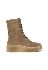Bottines en daim beige avec un bout rond, un laçage à l'avant et une semelle en caoutchouc texturé. Comprend une boucle à l'arrière et des accents cousus le long des côtés.
