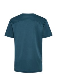 Mörk teal kortärmad T-shirt med rundad halsringning, slät struktur och en subtil sömdetalj på ryggen. Har en logotyp nära fållen.