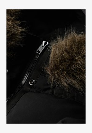 Schwarze Daunenjacke mit einem Kunstfellkragen, silbernem Reißverschluss und Druckknöpfen. Der Stoff ist glatt mit einem matten Finish.