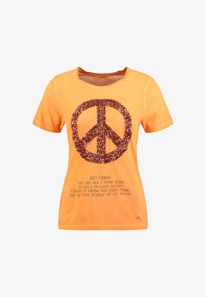 Camisa naranja de manga corta con un gran signo de la paz rojo hecho de lentejuelas, y texto sobre amor y corazones impreso debajo.