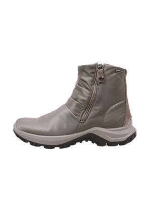 Bota deportiva de altura media en color gris con cremallera lateral, tobillo acolchado, suela texturizada y panel de tacón de ante para uso casual.