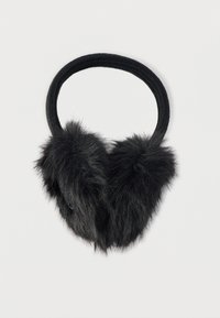 Crne umjetne krznene naušnike s mekanom, pahuljastom teksturom s obje strane, pričvršćene na crnu pletenu traku za sigurno pristajanje.