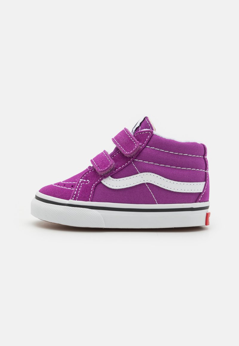 Lila Canvas High-Top-Sneaker mit weißen Akzenten, Klettverschlussriemen und Gummisohle, mit gestickten Details und Logo auf der Rückseite.