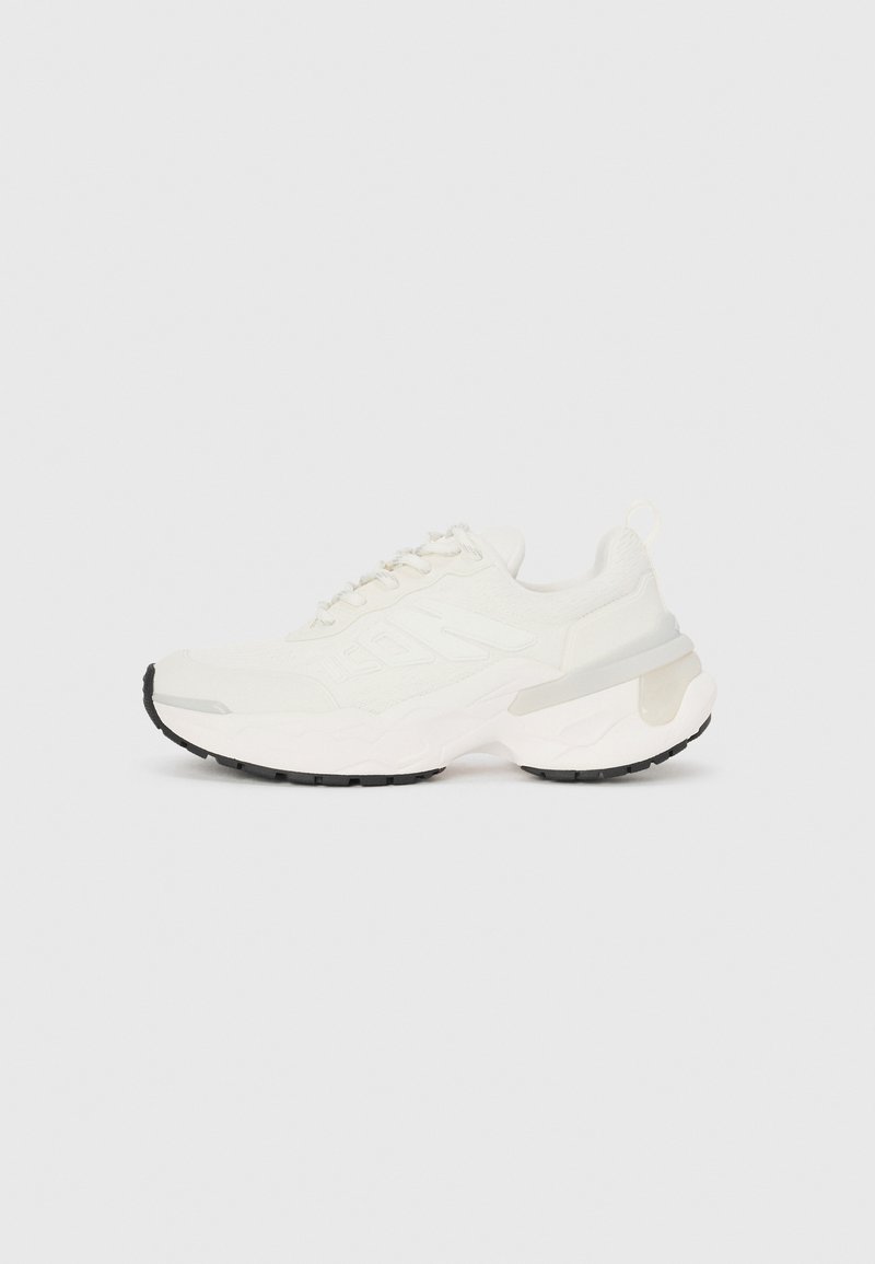 Sneaker sportivo bianco con tomaia testurizzata, chiusura con lacci e suola spessa con suola in gomma nera e accenti traslucidi.