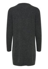 Pull en maille gris foncé à manches longues avec texture côtelée sur les manches et les côtés, doté d'un col arrondi et d'une coupe décontractée.