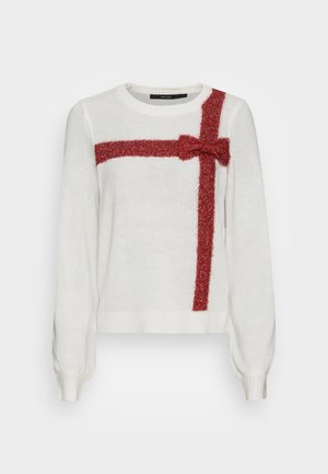 Maglione bianco a maglia con un design rosso glitterato che assomiglia a un regalo con un fiocco, scollo rotondo e polsini e orlo a coste.