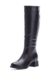Botas de cuero negras hasta la rodilla con una textura suave, puntera redondeada y un tacón bajo y cuadrado. Presentan un sutil acento metálico en el tacón.