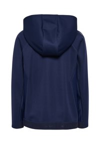 Marinblå hoodie med stor huva, slät textur, långa ärmar och fåll med en varumärkeslogotyp. Bakifrån syns detaljer på sidopanelerna.