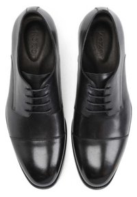Chaussures habillées en cuir noir à finition lisse, avec un bout arrondi, un design à lacets et un motif de coutures discret près de la zone des orteils.