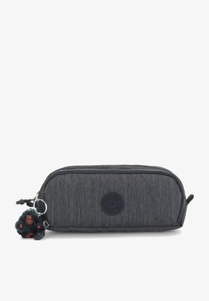 Grå denim pennfodral med dragkedja, cirkulär logotyp och en liten apformad nyckelring fäst. Slät yta och rektangulär form.
