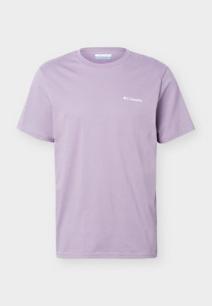 T-shirt lavande à manches courtes et col rond avec petit logo Columbia blanc sur la poitrine gauche, sur fond blanc uni.
