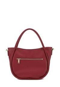 Borsa in pelle rossa con forma curvata, due manici corti e una tasca anteriore con zip. Accenti dorati arricchiscono il design. Texture liscia.