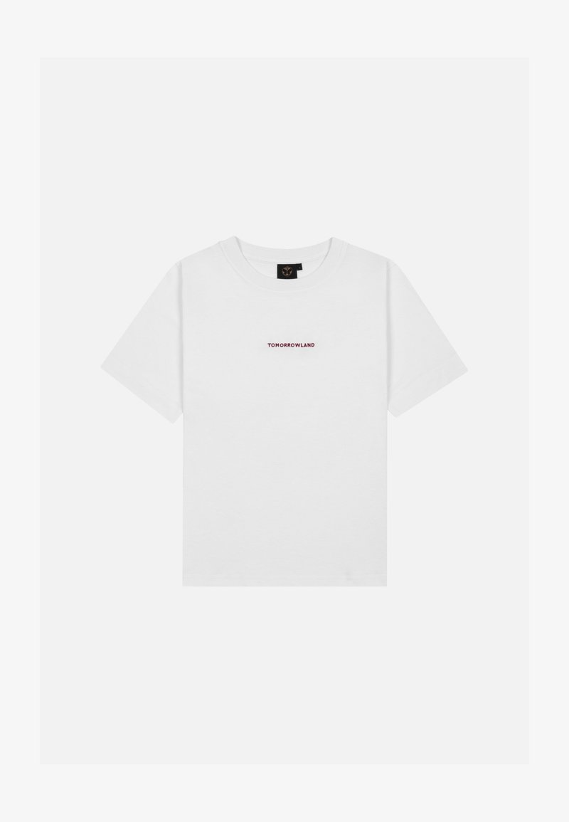 Witte katoenen t-shirt met korte mouwen, een ronde halslijn en rode "TOMORROWLAND" tekst in het midden. Eenvoudig ontwerp, casual pasvorm.