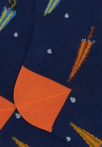Calze blu navy con motivo di ombrelli colorati e nuvole. Presentano un accento arancione al polsino e una finitura morbida e texturizzata.