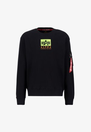 Czarna bluza z kapturem z zielonym i pomarańczowym logo "ALPHA" na piersi, ściągacze przy rękawach oraz kieszeń na zamek z czerwoną pętelką.