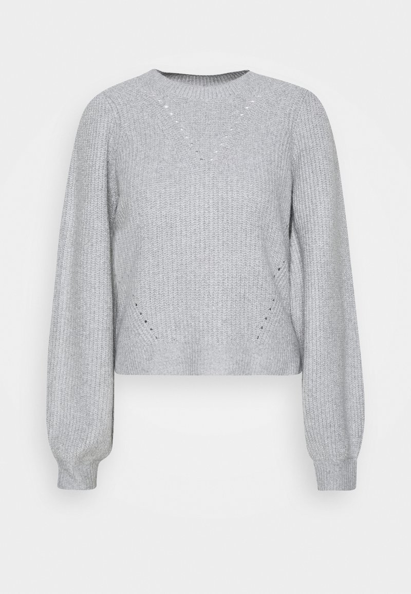 Pull tricoté gris clair avec de longues manches bouffantes, des poignets côtelés et des trous décoratifs subtils près de l'encolure et de la taille.