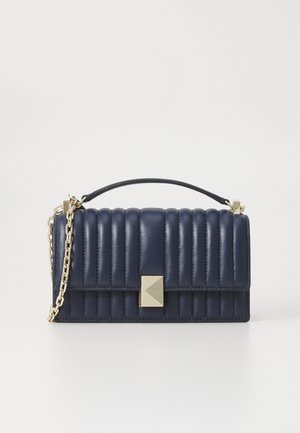 Marineblauwe leren handtas met een geborduurd design, een goudkleurige kettingriem en een vierkante metalen accent aan de voorkant. Compacte en gestructureerde vorm.