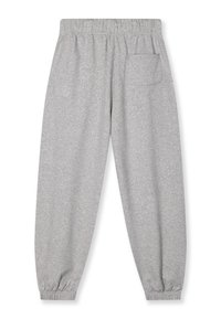 Grå sweatpants lavet af blødt stof, med elastisk talje, tapered ben og en enkelt baglomme på højre side.