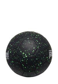 Balón de fútbol negro con una superficie texturizada y patrones de salpicaduras verdes. Fabricado con material sintético y con forma de hexágonos tradicionales.