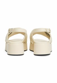 Beige platform sandalen met een open achterzijde, voorzien van een brede band en een verstelbare gesp, een gladde textuur en een chunky zool.