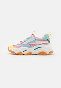 Farverig sneaker med mesh- og syntetisk overdel i pink, blå og grøn. Tykk sål med orange detaljer; trækstrop på hælen for nem påtagning.