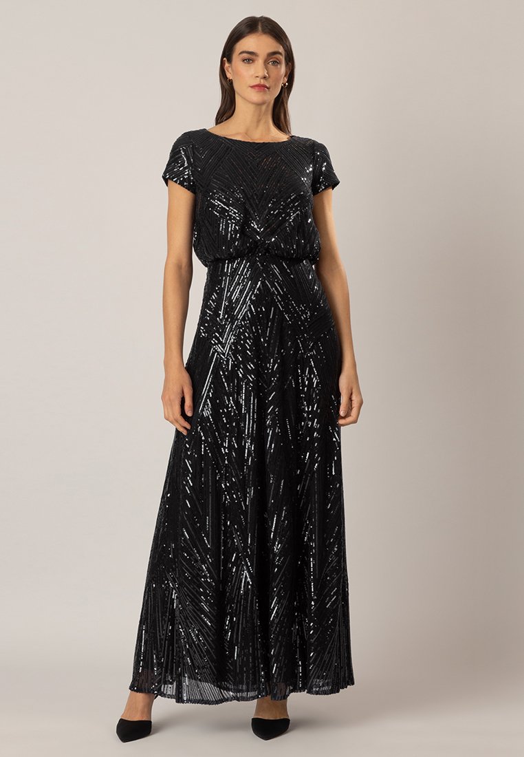 Robe maxi noire à manches courtes, présentant un motif de sequins en zigzag, une jupe fluide et une taille élastique. Style classique avec éclat.