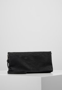 Pochette in pelle nera con superficie texturizzata, forma rettangolare sottile e tracolla removibile. Dettaglio notevole di logo in rilievo sul davanti.