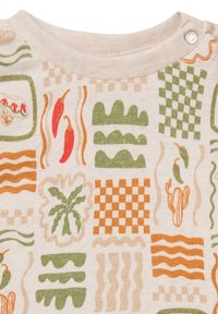 Korte mouwen katoen top met een crèmekleurige achtergrond en kleurrijke patronen, waaronder rode paprika's, groene bladeren en geruite ontwerpen.
