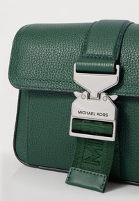 Michael Kors AVIATOR XBODY - Borsa a tracolla - bosco