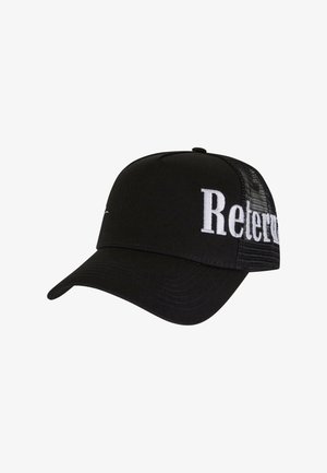 Sort kasket med en buet skygge, der har hvid broderet tekst "Retorn" på forsiden og et net bag for ventilation.