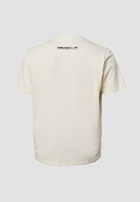 Cremefarbenes Baumwoll-T-Shirt mit kurzen Ärmeln, Rundhalsausschnitt und einem aufgedruckten Logo auf dem oberen Rücken. Schlichtes Design, unberührte Textur.