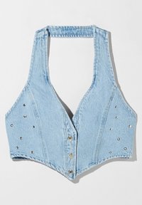Džínová crop top, světle modrá, bez rukávů s hlubokým výstřihem. Obsahuje stříbrné cvočky na levé straně a tři kovové knoflíky vpředu.